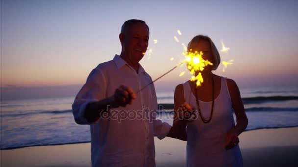 Pareja disfrutando de fiesta con bengalas — Vídeos de Stock