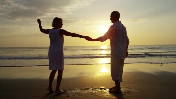 Personas mayores bailando en la playa — Vídeos de Stock