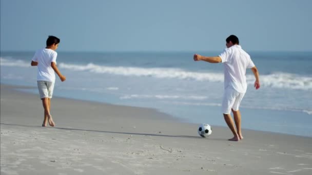 Vader en zoon spelen met voetbal — Stockvideo