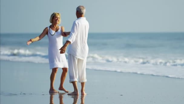 Personas mayores bailando en la playa — Vídeo de stock