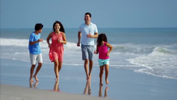 Family spending time by the ocean — Stock Video