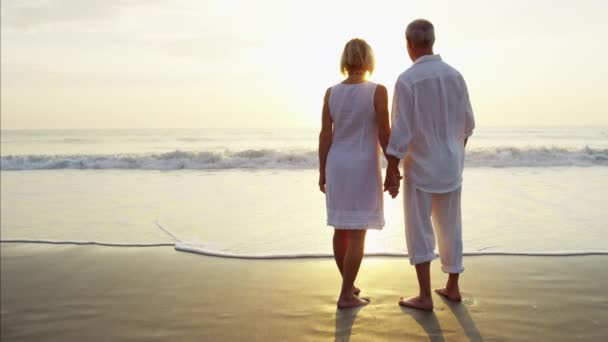 Pareja en la playa al amanecer — Vídeo de stock