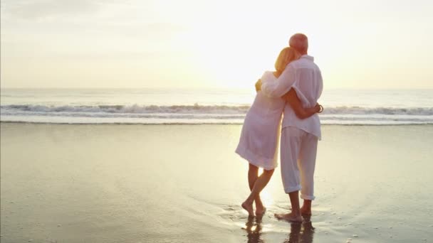 Casal relaxante na praia — Vídeo de Stock