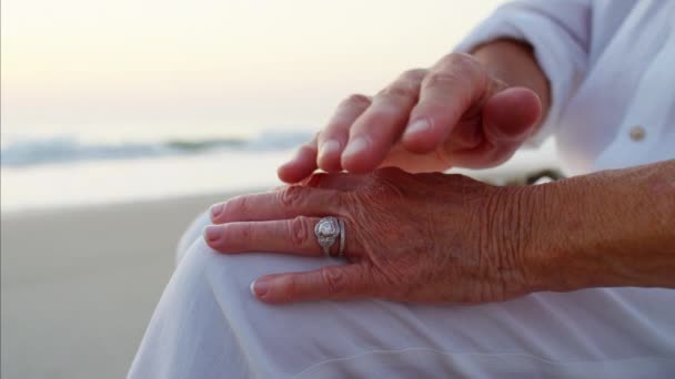 Några håller varandra i handen på stranden — Stockvideo