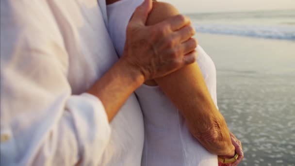 Par njuter av samhörighet på stranden — Stockvideo