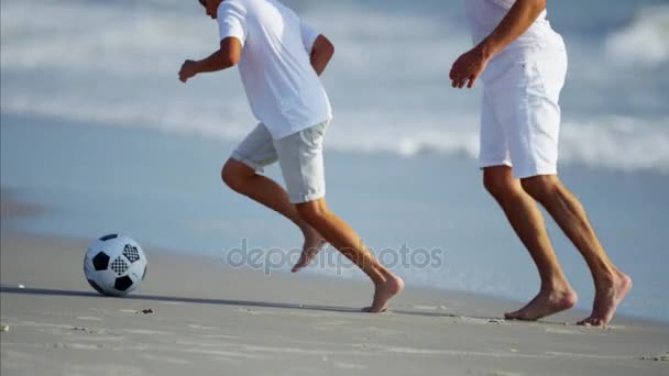Родители и сын веселятся на пляже — стоковое видео
