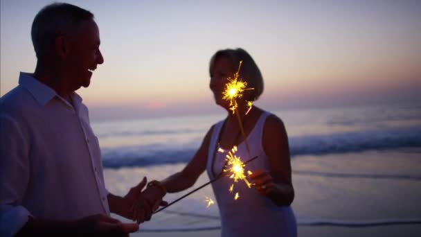 Paar genießt Sonnenuntergang mit Wunderkerzen — Stockvideo