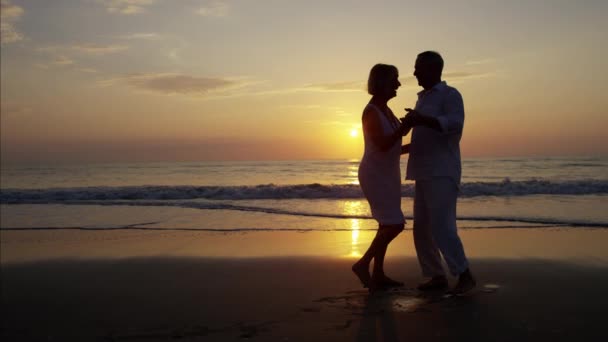 Casal dançando na praia — Vídeo de Stock