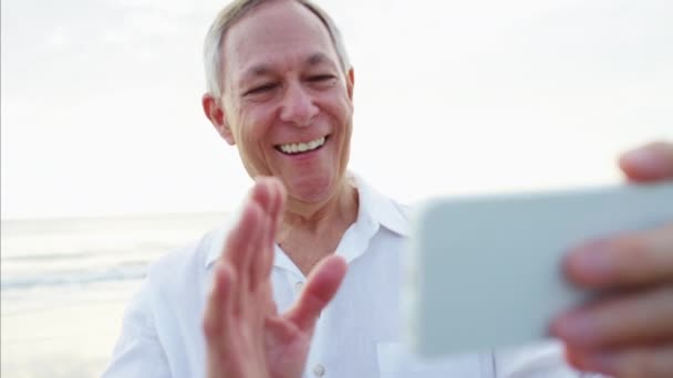 Człowiek przy selfie na smartphone — Wideo stockowe