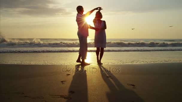 Personas mayores bailando en la playa — Vídeos de Stock