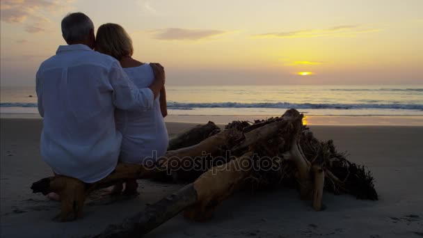 在海滩上休息的夫妻 — 图库视频影像