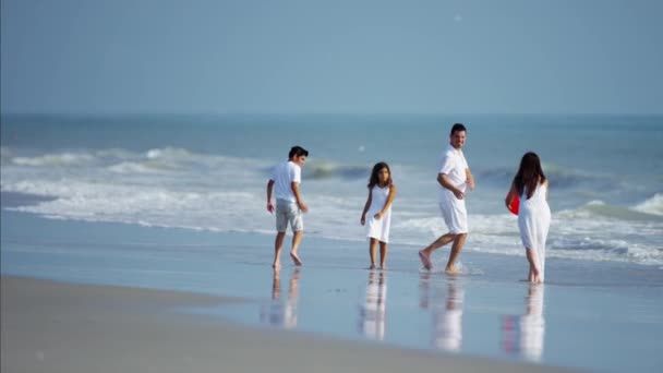 Famille s'amuser avec le ballon — Video