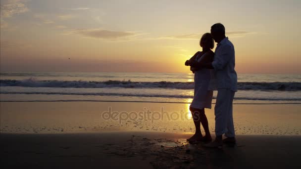 Couple dancing on the beach — Stock Video