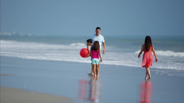 Famille s'amuser avec le ballon — Video