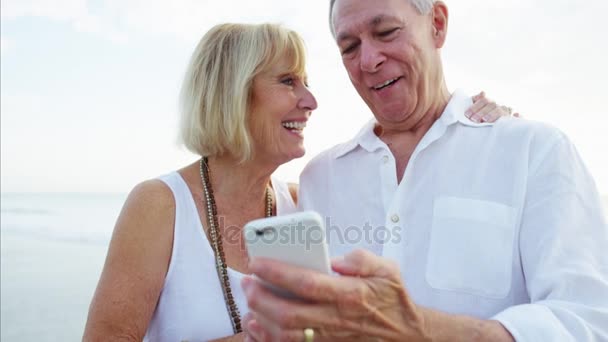 Couple prenant selfie sur la plage — Video