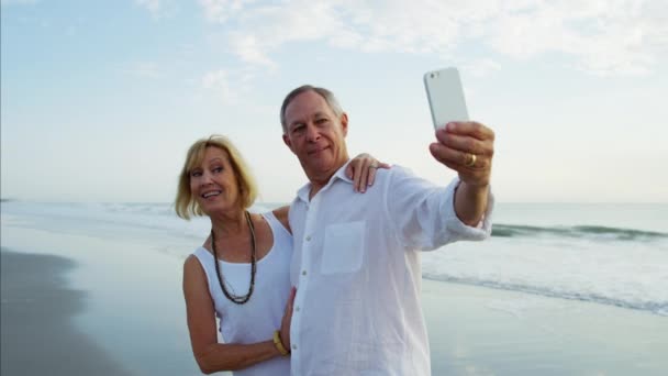 Couple prenant selfie sur la plage — Video
