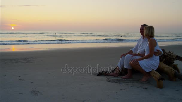 Seniors on beach at sunrise — Stock Video