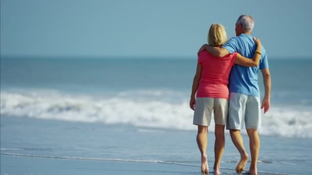 Personas mayores caminando en la playa — Vídeo de stock