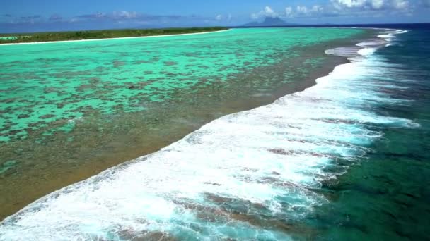 Tupai Heart Island y arrecife de coral — Vídeo de stock