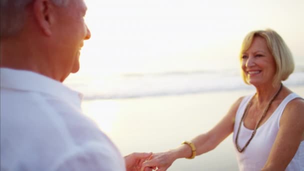 Paar dansen op het strand — Stockvideo