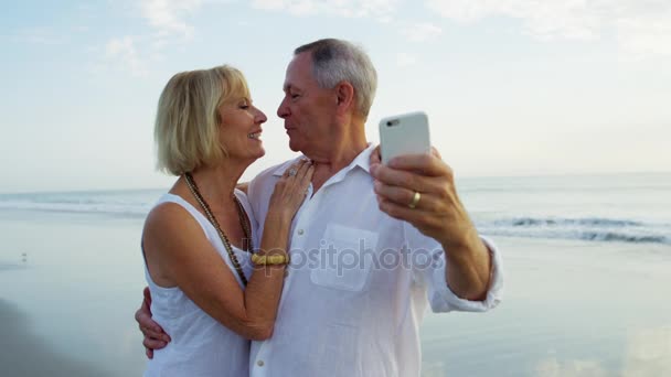 Casal tirando selfie — Vídeo de Stock