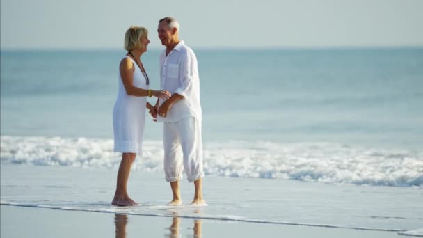 Pareja divirtiéndose en la playa — Vídeos de Stock