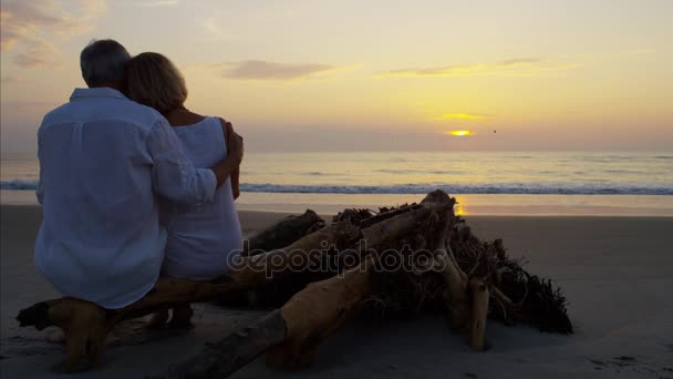 Пара наслаждается восходом солнца на пляже — стоковое видео
