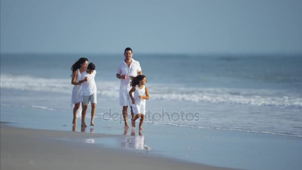 Ouders en kinderen plezier op strand — Stockvideo