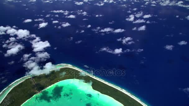 Korálový útes nedaleko Tupai srdce ostrova — Stock video
