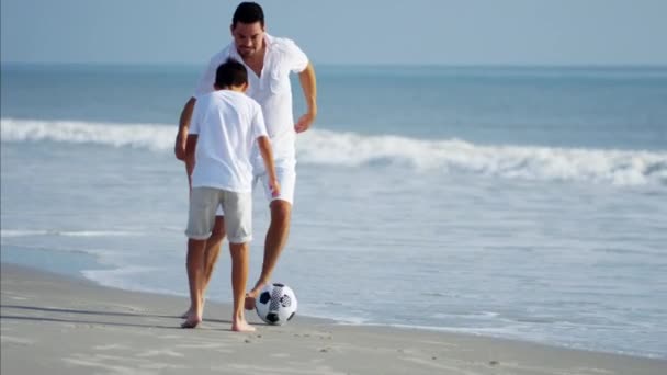Πατέρας και γιος παίζουν με μπάλα ποδοσφαίρου — Αρχείο Βίντεο