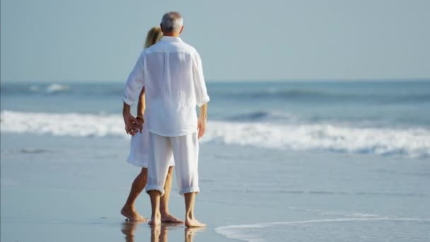 Casal relaxante na praia — Vídeo de Stock