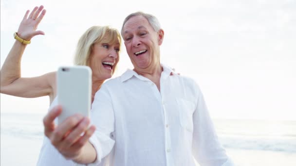Couple prenant selfie sur smartphone — Video