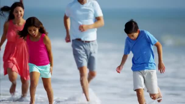 Familia divirtiéndose en la playa — Vídeo de stock