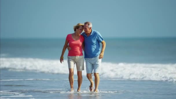 Couple relaxing on beach — Stock Video