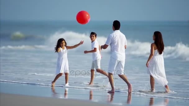 Barn med föräldrar som leker med boll — Stockvideo