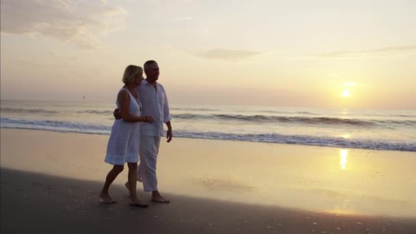 Casal ao lado do oceano — Vídeo de Stock