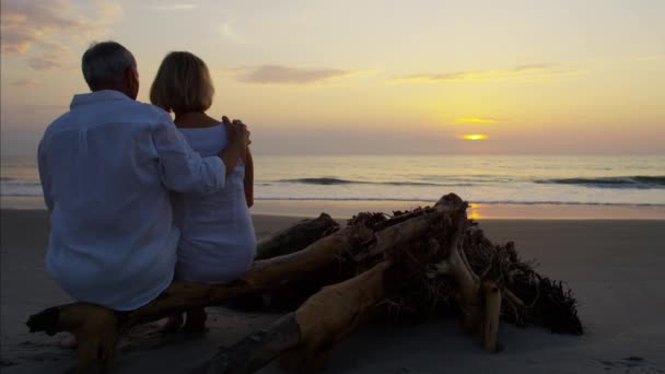 Personas mayores en la playa al atardecer — Vídeo de stock