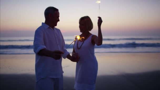 Пара насолоджується пляжною вечіркою з блискавками — стокове відео