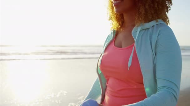 Mujer caminando para la quema de grasa entrenamiento — Vídeo de stock