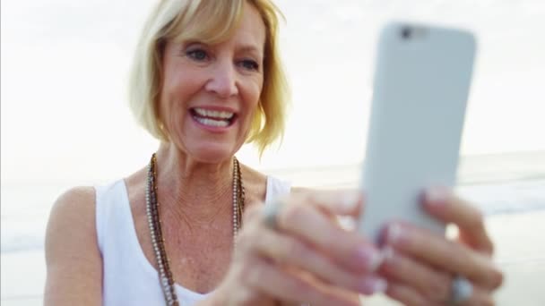 Videollamada femenina con familia — Vídeo de stock