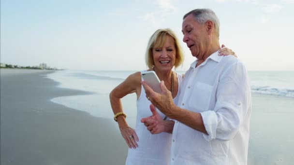 Casal usando smartphone — Vídeo de Stock