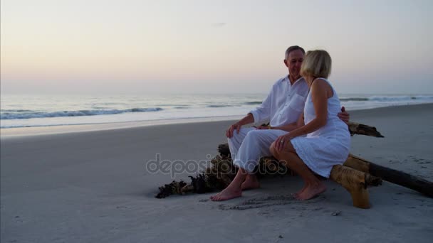 Casal partilha beijo na praia — Vídeo de Stock