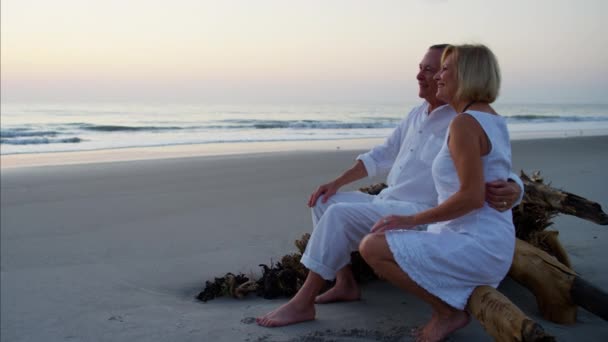 Casal desfrutando do nascer do sol na praia — Vídeo de Stock