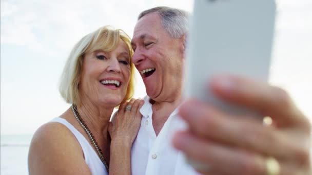 Casal tirando selfie — Vídeo de Stock