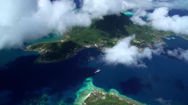 游轮在泻湖的波拉波拉岛 — 图库视频影像