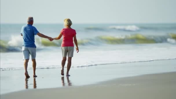 Paar lopen naast de Oceaan — Stockvideo