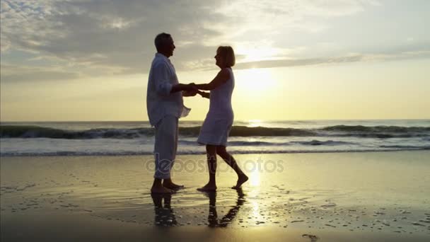 Pareja bailando en la playa — Vídeo de stock