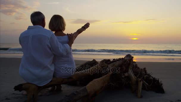 Pareja en la playa al atardecer — Vídeo de stock