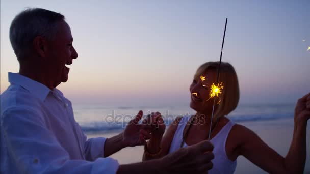 Casal desfrutando de festa na praia com sparklers — Vídeo de Stock