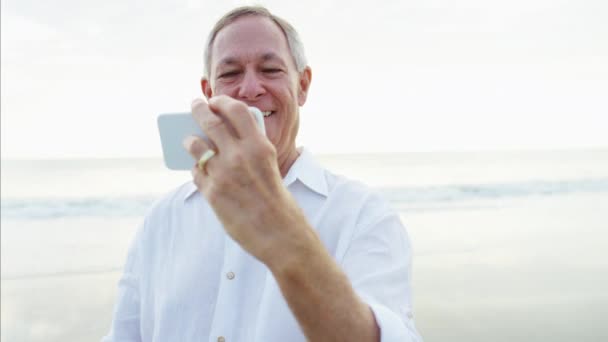 Hombre sonriendo para video diario — Vídeos de Stock